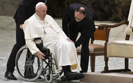 Papa Francesco in sedia a rotelle: la sua 