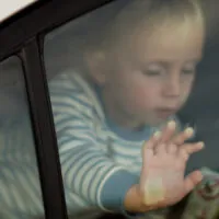 La terribile sindrome del bambino dimenticato